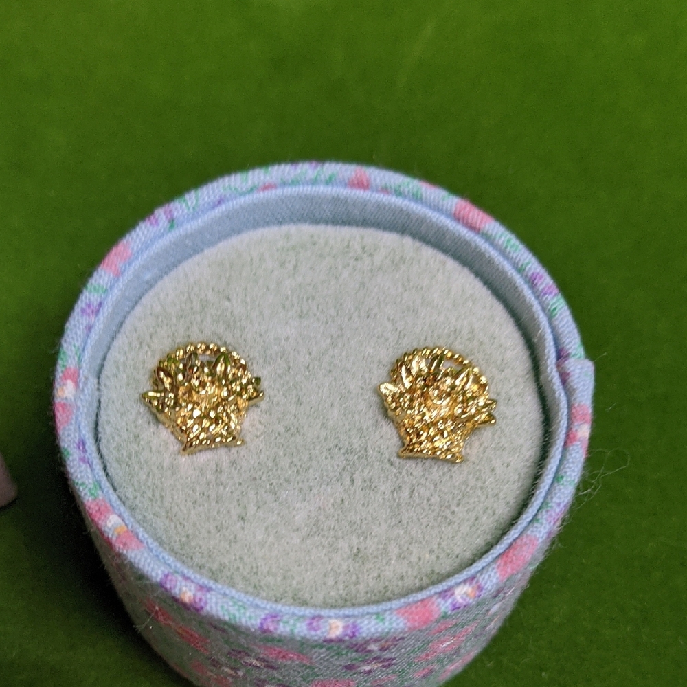 AVON Vintage Flower Basket Earrings, Pierced, Goldtone, Gift Box, NWT NOS